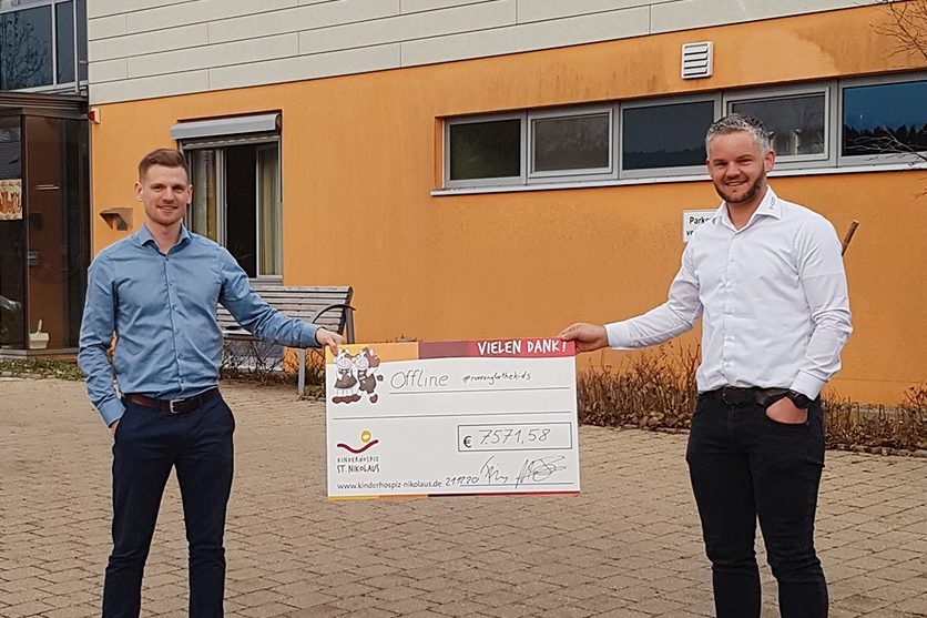 Martin Fries und Michael Heckelsmiller bei der Übergabe der Spende an das Kinderhospiz St. Nikolas