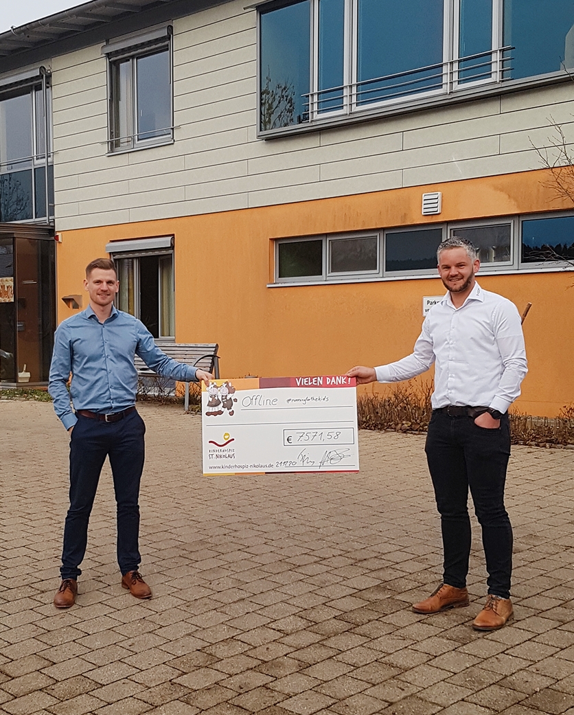 Martin Fries und Michael Heckelsmiller bei der Übergabe der Spende an das Kinderhospiz St. Nikolas