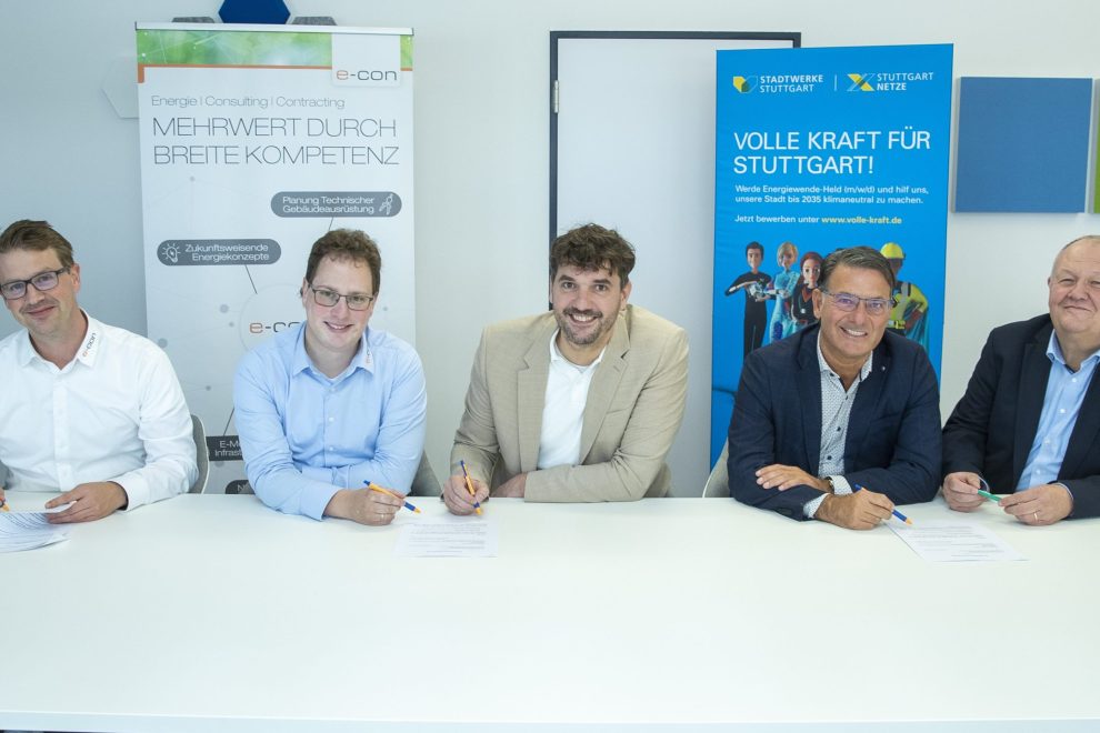 Vertreter der Stadtwerke Stuttgart und der e-con AG haben den Vertrag zur Gesellschaftsgründung der Synergiepark Vaihingen Wärme GmbH & Co. KG unterzeichnet. (von links nach rechts: Julian Schempp, Finanzvorstand der e-con AG, Dr. Dennis Bauer, Niederlassungsleiter der e-con AG in Stuttgart, Ulf Hummel, Leiter Wärme und Quartiere bei den SWS, Peter Drausnigg, technischer Geschäftsführer der SWS, Martin Rau, kaufmännischer Geschäftsführer der SWS.) Foto: Leif Piechowski, zum Abdruck frei.